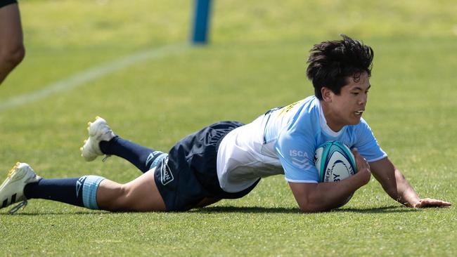 Hwi Sharples scoring in a XV match.