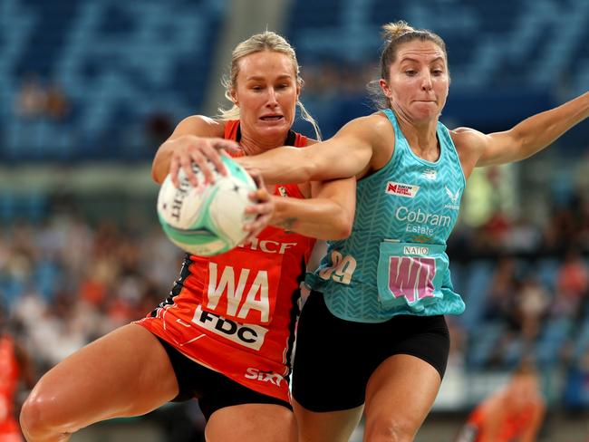 Giants wing attack Chelsea Pitman and Mavericks star Amy Parmenter contest possession. Picture: Getty Images