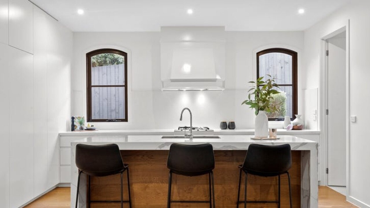 The kitchen offers gas cooking appliances and a dishwasher.