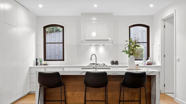 The kitchen offers gas cooking appliances and a dishwasher.