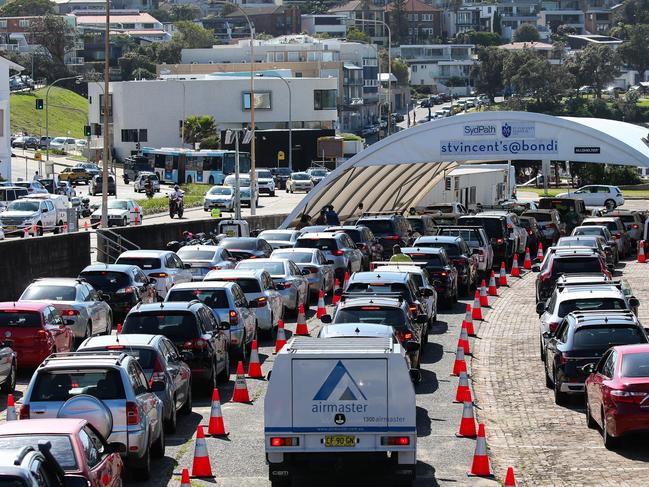 SYDNEY, AUSTRALIA - NewsWire Photos, DECEMBER, 25 2021: People are seen queuing in their cars at the COVID-19 testing site at Bondi Beach as Omicron continues to spread, NSW has recorded 6288 new Covid-19 cases this Christmas. Picture: NCA NewsWire / Gaye Gerard