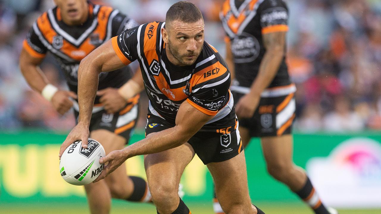Robbie Farah produced three try assists to stun the Warriors. 