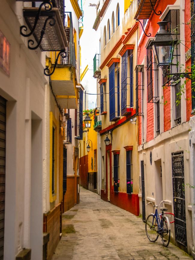 A narrow lane in the Barrio de Santa Cruz, Sevilla.