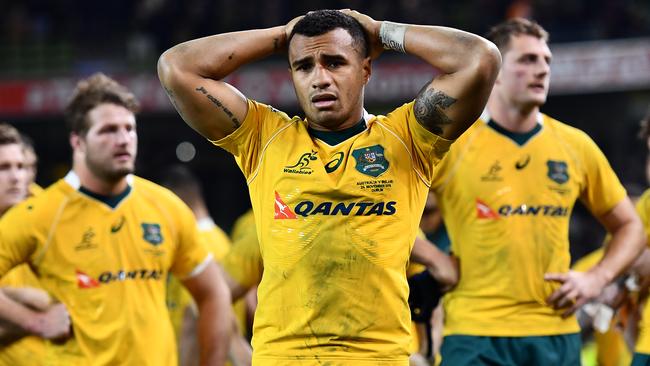 DUBLIN, IRELAND — NOVEMBER 26: Will Genia of Australia stands dejected among his team mates following their defeat during the international match between Ireland and Australia at the Aviva Stadium on November 26, 2016 in Dublin, Ireland. (Photo by Dan Mullan/Getty Images)