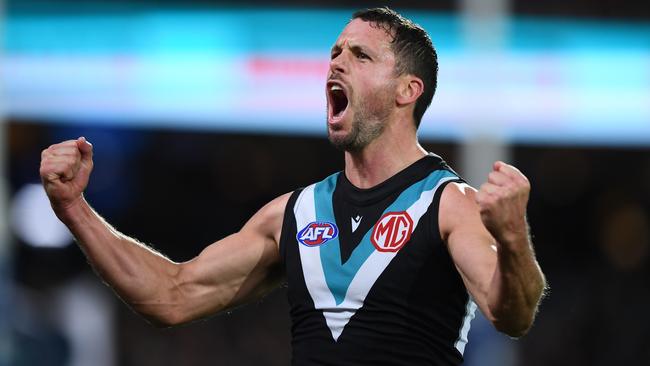 Travis Boak roars with delight after a goal during Port’s defeat of the Doggies. Picture: Getty Images