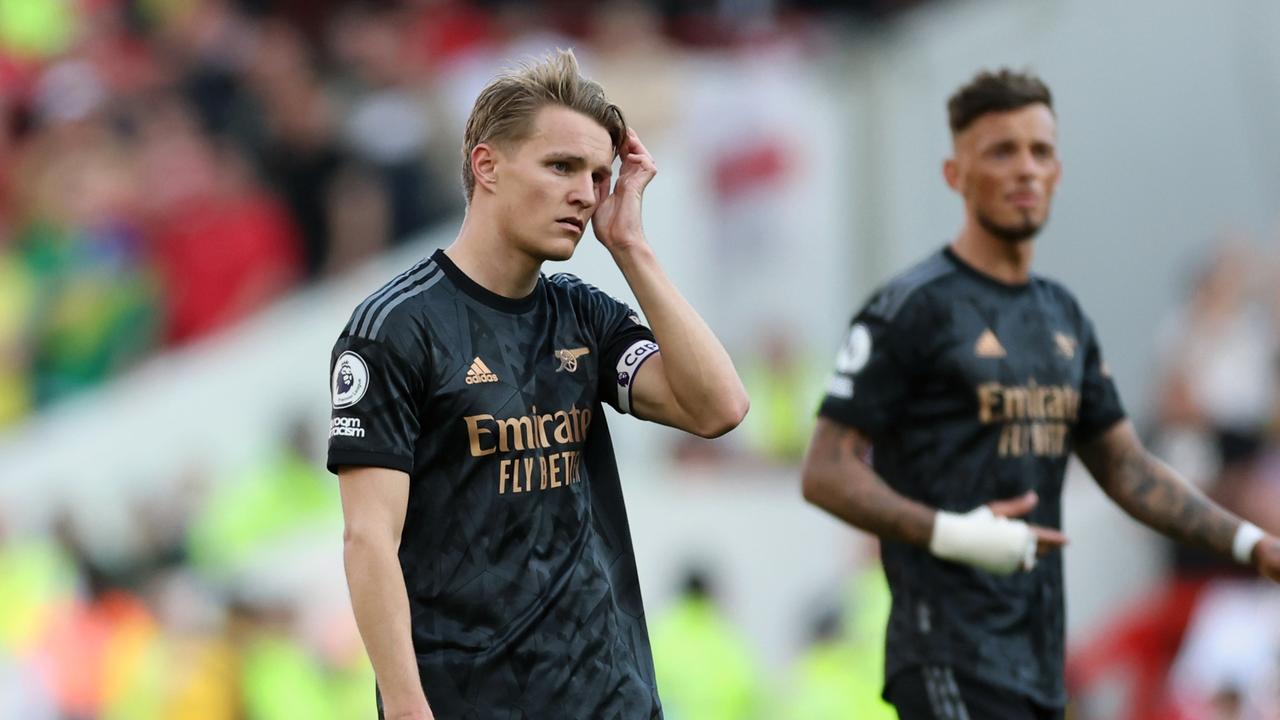 Martin Odegaard của Arsenal đứng chán nản.