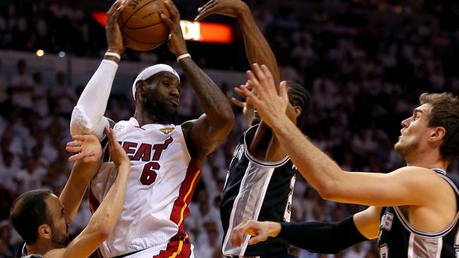 The Commets study the techniques of the NBA’s San Antonio Spurs.