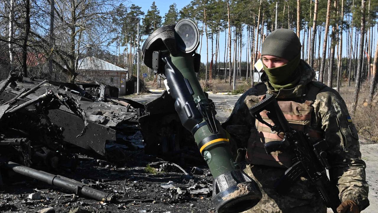 La Russie attaque Kiev des “deux côtés” alors que l’invasion de l’Ukraine s’intensifie