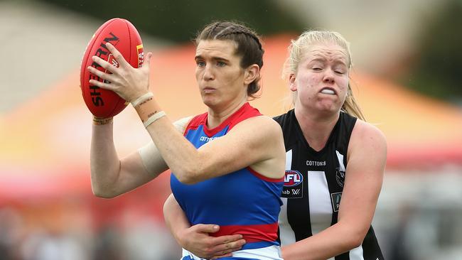 Kirsten McLeod takes a mark for the Bulldogs in 2020