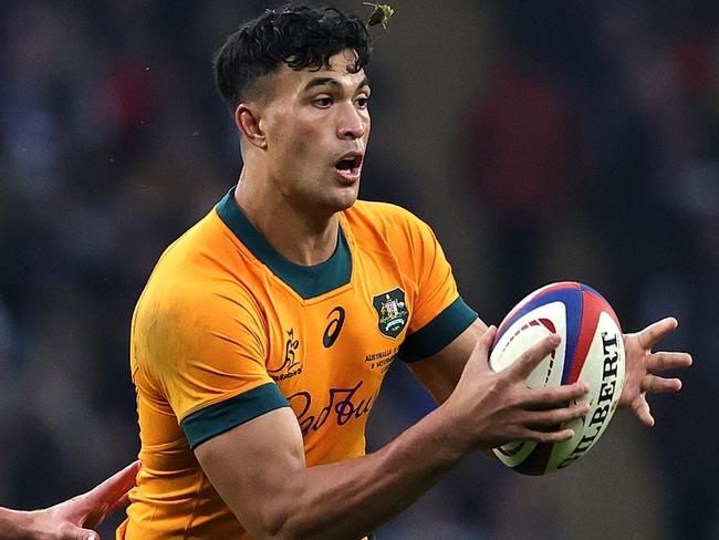 LONDON, ENGLAND - NOVEMBER 09:  Joseph-Aukuso Suaalii of Australia goes past Ollie Sleightholme, to set up a try for team mate Tom Wright (not in picture) during the Autumn Nations Series 2025 match between England and Australia at Allianz Twickenham Stadium on November 09, 2024 in London, England. (Photo by David Rogers/Getty Images)