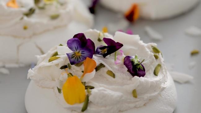 Egg-free pavlova