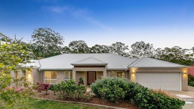 31 Piccadilly Ct, Mount Lofty, is for sale.