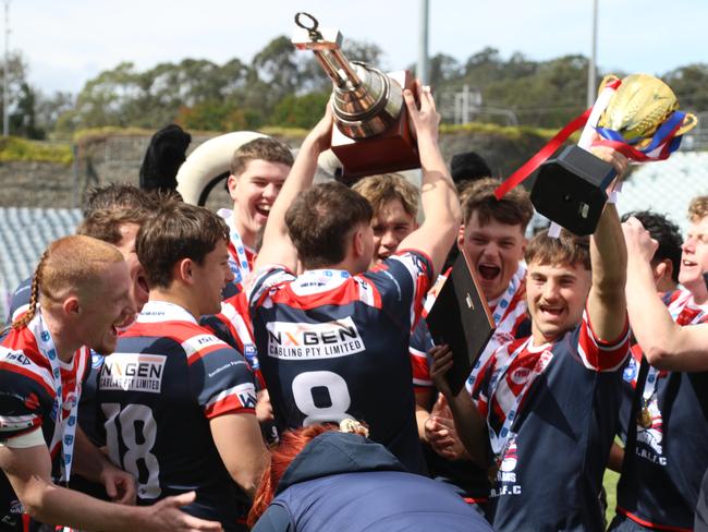 Sam Thompson (No. 8) and captain Dylan Smith raise the trophies for Camden. Picture Warren Gannon Photography