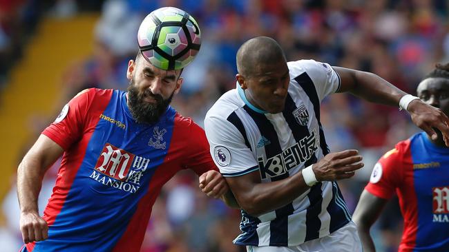 Crystal Palace's Australian midfielder Mile Jedinak (L).