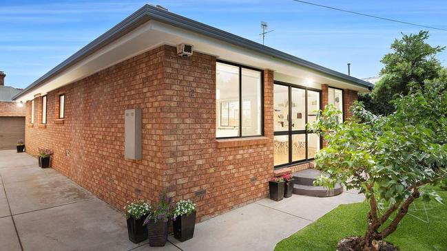 92 Hamilton St, Yarraville sold for $1.085 million at an auction run on Zoom.