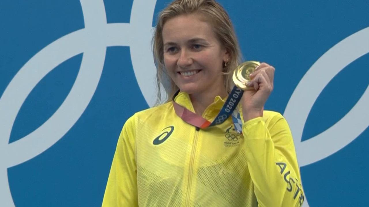 Ariarne Titmus celebrates winning gold.