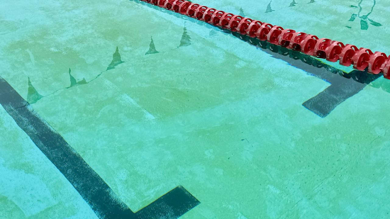 A ‘carpet of green’ on the bottom of the Olympic pool at the Kardinia Aquatic Centre has alarmed lap swimmers.