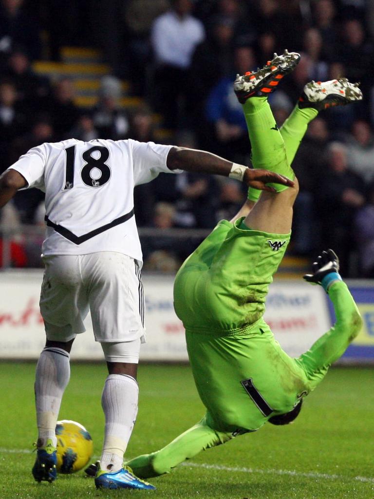 Former Socceroos goalkeeper Mark Schwarzer (R) hits his head while playing for Fulham. Picture: PA