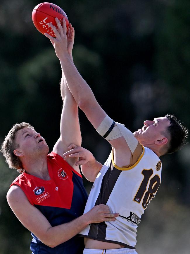 NFL: Diamond Creek’s Nicholas Barro and Thomastown’s Jarryd Coulson battle in the ruck. Picture: Andy Brownbill