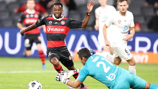 Brisbane goalkeeper Jamie Young saves the ball under pressure from Western Sydney’s Bruce Kamau at Bankwest Stadium. Picture: Getty Images.