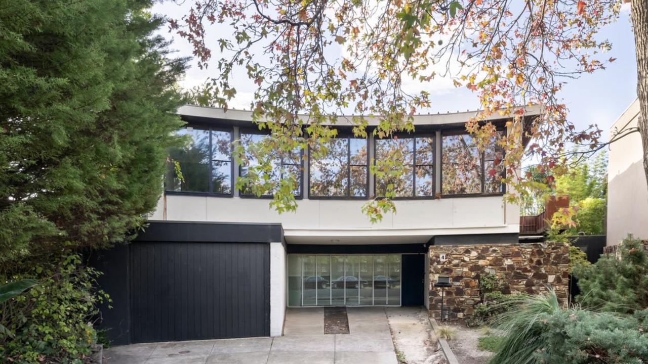 Set in one of Toorak’s most exclusive cul-de-sacs, 4 Theodore Crt is a luxury listing offering grand proportions, manicured gardens and a dress-circle address heading to auction this weekend.