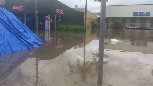 Maryborough flooding: Levee fails, authorities order CBD evacuation