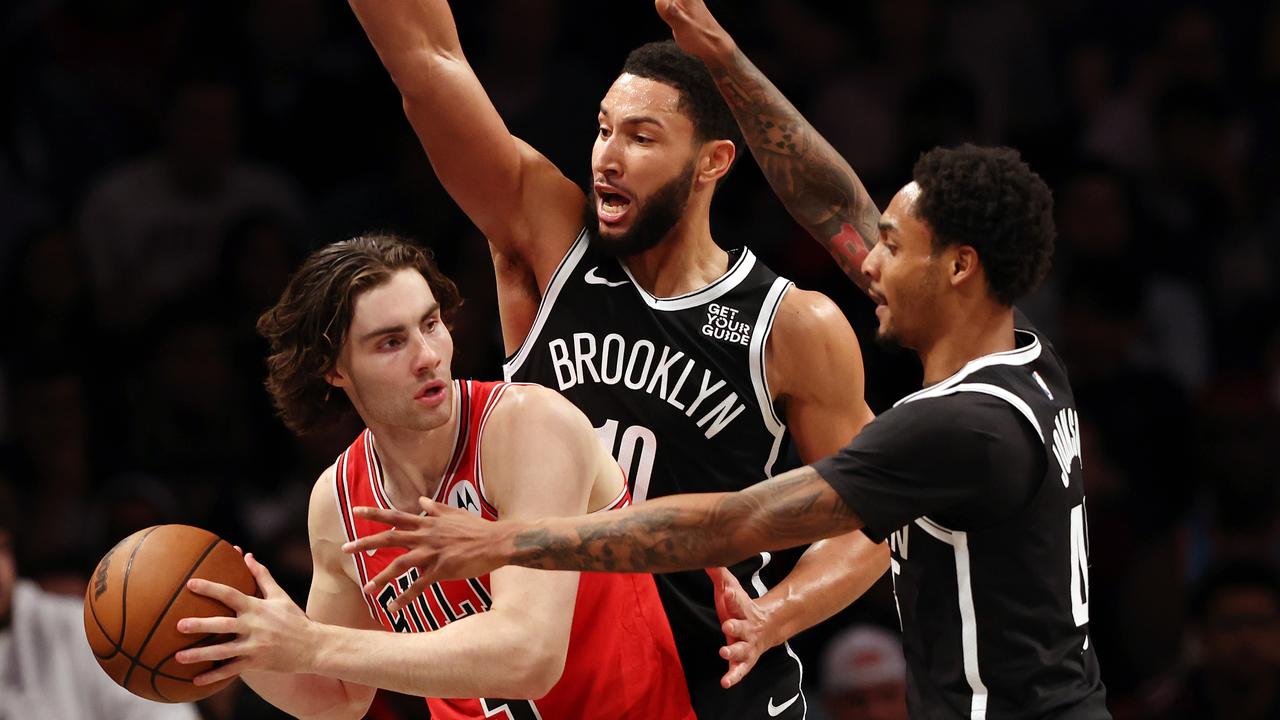 Josh Giddey looks to pass as Ben Simmons and Keon Johnson defend. (Photo by Sarah Stier/Getty Images)