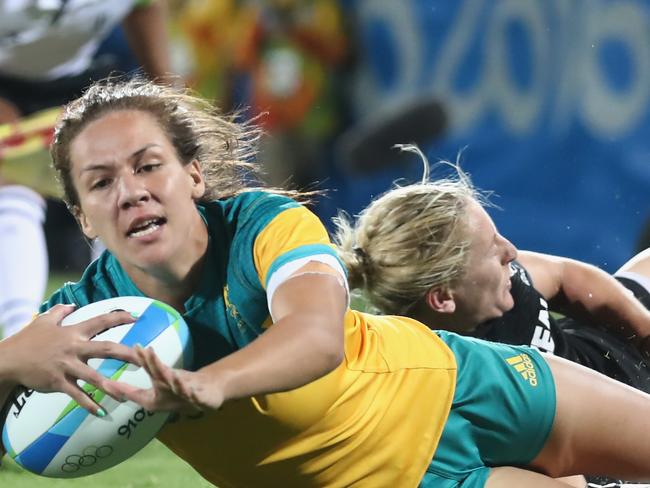 RIO DE JANEIRO, BRAZIL - AUGUST 08: Evania Pelite of Australia scores a try against Kelly Brazier of New Zealand during the Women's Gold Medal Rugby Sevens match between Australia and New Zealand on Day 3 of the Rio 2016 Olympic Games at the Deodoro Stadium on August 8, 2016 in Rio de Janeiro, Brazil. (Photo by Alexander Hassenstein/Getty Images)