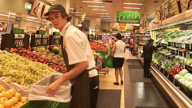 20 Apr 2006 : Generic of worker in fresh produce section of Woolworths supermarket stacking fruit : PicVanessa/Hunter - retail food stores supermarkets fruit vegetables