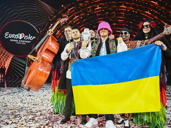 TOPSHOT - Members of the band "Kalush Orchestra" pose onstage with the winner's trophy and Ukraine's flags after winning on behalf of Ukraine the Eurovision Song contest 2022 on May 14, 2022 at the Pala Alpitour venue in Turin. (Photo by Marco BERTORELLO / AFP)