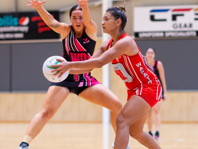 Round 5 Darwin Netball Premier League: Hoggies v Waratahs. Sarrita King looks for an opening. Photograph: Che Chorley