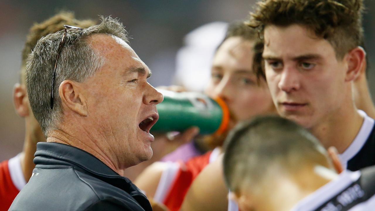 St Kilda coach Alan Richardson speaks to his players. (Photo by Darrian Traynor/AFL Media/Getty Images)