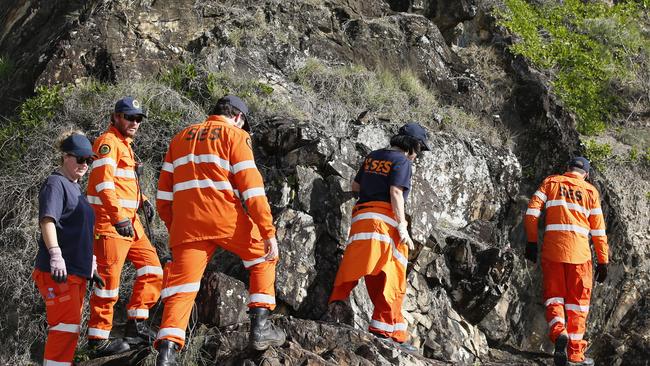 SES volunteers search for missing Belgian backpacker Theo Hayez around Watergos beach. (AAP Image/Regi Varghese)