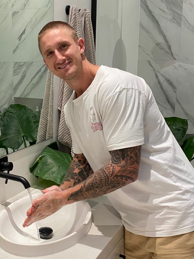 Port Adelaide Vice-Captain Hamish Hartlett demonstrates thorough hand washing technique, one of several measures we should all be following to prevent the spread of COVID-19. Picture: SAHMRI