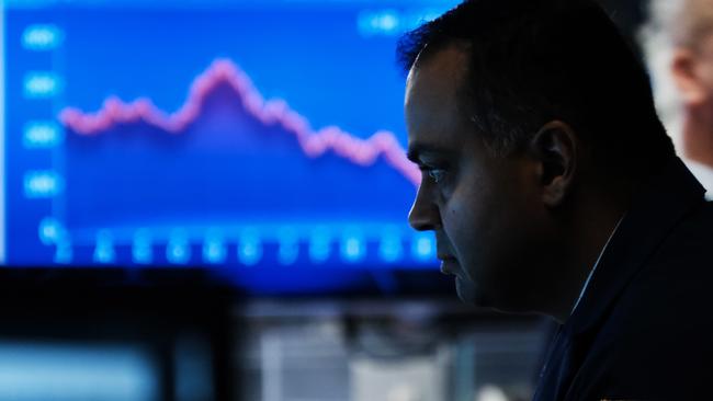 NEW YORK, NEW YORK - JUNE 27: Traders work on the floor of the New York Stock Exchange (NYSE) on June 27, 2022 in New York City. The Dow Jones Industrial Average opened lower in morning trading coming off lasts week's market rally.   Spencer Platt/Getty Images/AFP == FOR NEWSPAPERS, INTERNET, TELCOS & TELEVISION USE ONLY ==