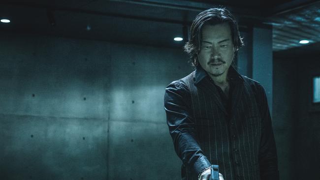 Etsushi Toyokawa as Harrison Yamanaka in Tokyo Swindlers. Netflix