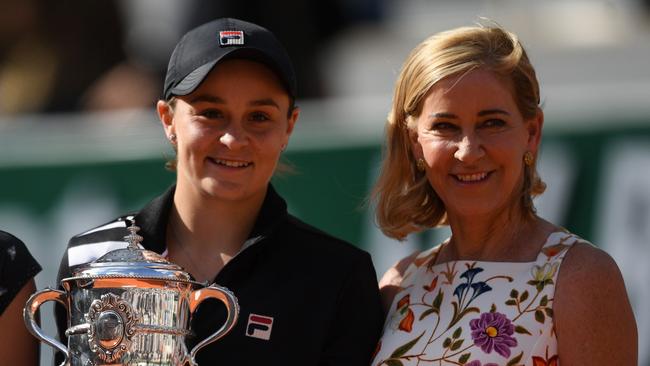 Evert alongside Ash Barty after the 2019 French Open. (Photo by CHRISTOPHE ARCHAMBAULT / AFP)