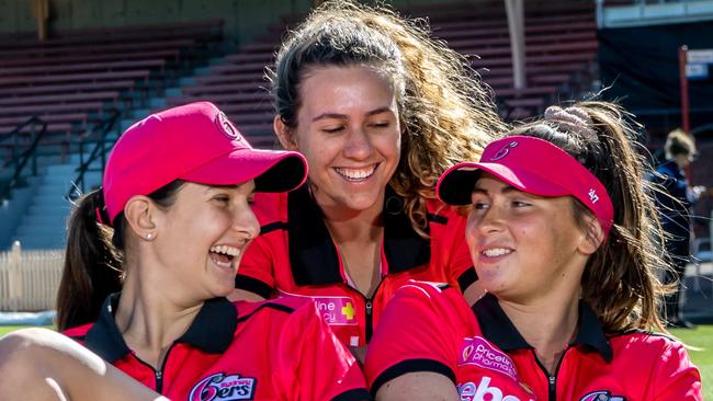 manly, southern, wenty, northshore etc/ AAP(Amanda Lulham please see MEDIA PR David Lyall for names only had 15mins for shoot & girls had to leave quickly plus training match on oval at the same time.) on Wednesday, 9 October 2019. Sydney Sixers  players having a picnic on North Sydney Oval ahead of the first giant weekend of the WBBL which will feature three days of games, including matches between the Sydney Sixers and the Sydney Thunder.(AAP IMAGE / MONIQUE HARMER)