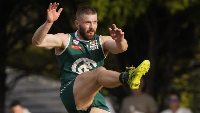 Zak McCubbin kicks a goal for Greensborough. Picture: Valeriu Campan