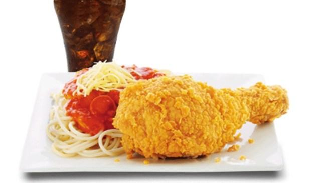Chicken McDo with McSpaghetti, PhilippinesPollo fritto e spaghetti alla bolognese, finalmente insieme.  Chicken McDo?  Più come Chicken McDon't.