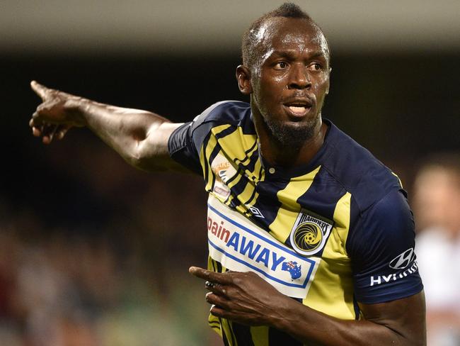 TOPSHOT - Olympic sprinter Usain Bolt celebrates scoring a goal for A-League football club Central Coast Mariners in his first competitive start for the club against Macarthur South West United in Sydney on October 12, 2018. (Photo by PETER PARKS / AFP) / -- IMAGE RESTRICTED TO EDITORIAL USE - STRICTLY NO COMMERCIAL USE --