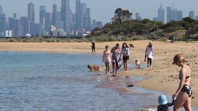 MELBOURNE, AUSTRALIA- NewsWire Photos JANUARY 3, 2025: People enjoy the sun and water at Brighton beach ahead of a weekend heatwave across Victoria. Picture:  NewsWire/ David Crosling