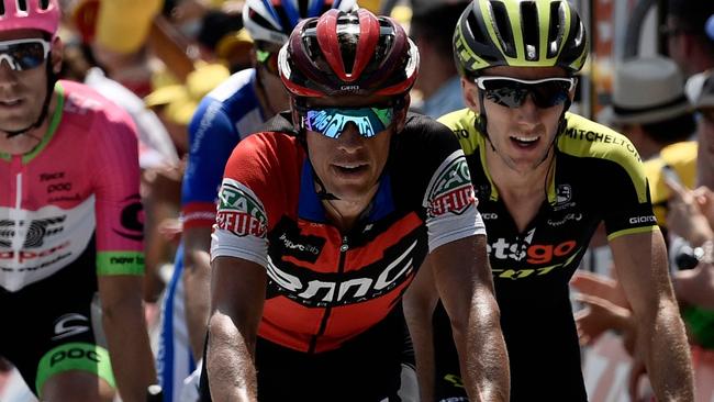 Australia's Richie Porte (C) crosses the finish line at teh end of the first stage of the 105th edition of the Tour de France cycling race between Noirmoutier-en-l'ile and Fontenay-le Comte, western France, on July 7, 2018. / AFP PHOTO / Philippe LOPEZ