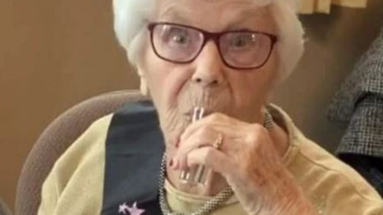 102岁的祖母将酒精和比萨饼归功于长寿