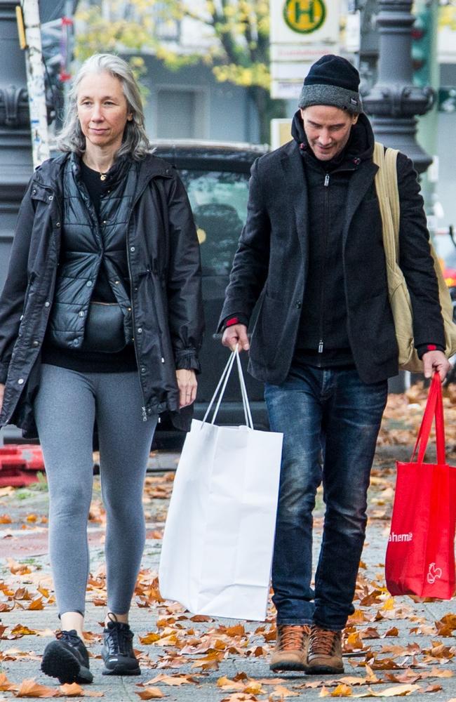 Keanu Reeves spotted shopping in Berlin with girlfriend Alexandra Grant ...