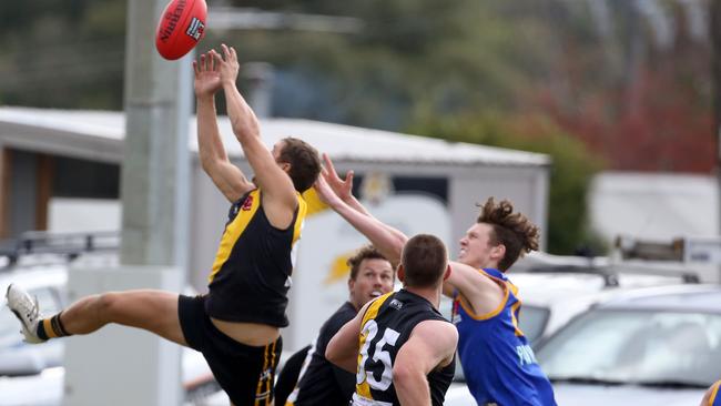 Woori Yallock’s Robbie Allen gets out in front during a marking duel. Picture: Stuart Milligan