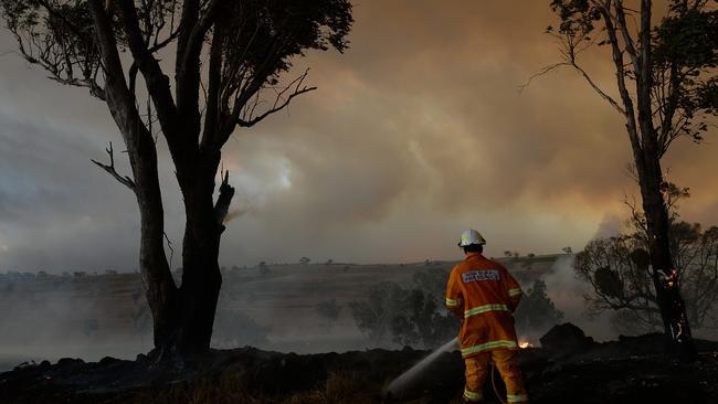 Fire crews at the blaze near the Golden Highway between the rural towns of Merriwa and Cassilis in NSW Central West. Photo Jeremy Piper