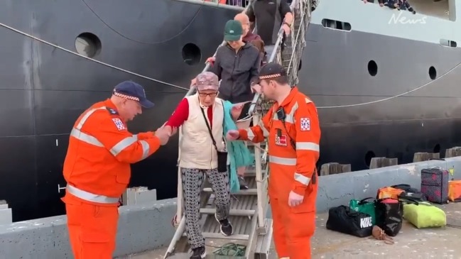 Mallacoota evacuees arrive in Hastings