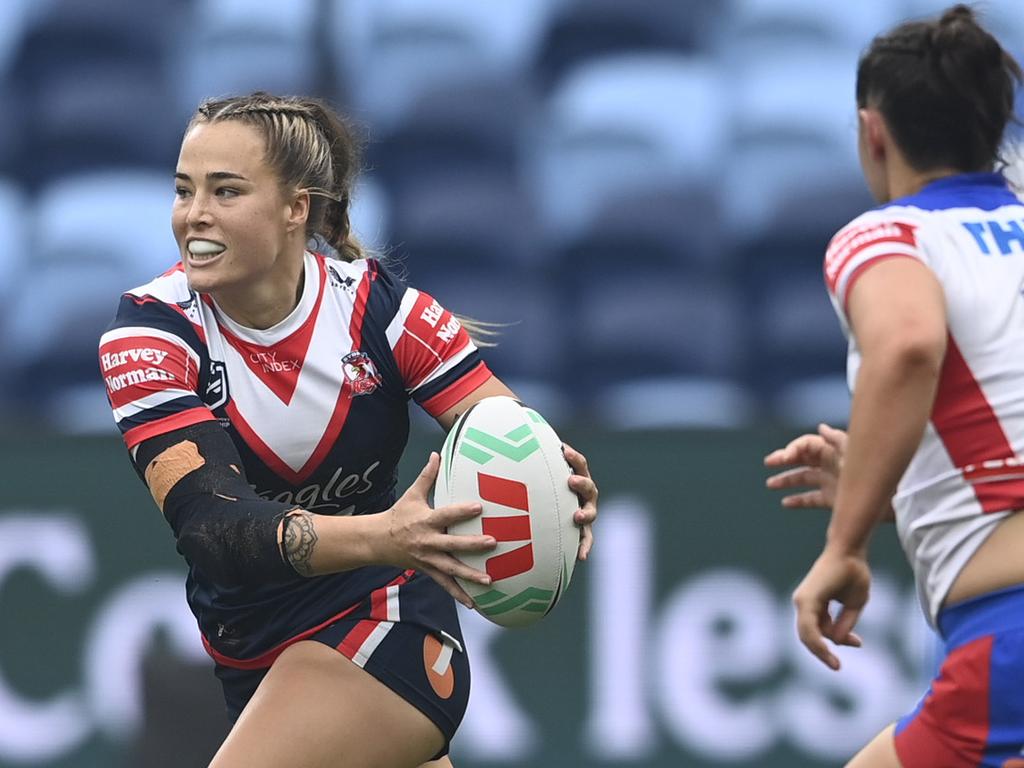 Kelly played with heavy strapping after dislocating her elbow. Picture: NRL Imagery