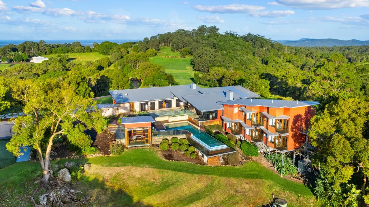 Socialite Janelle Mulder owns this expansive property at Tinbeerwah which is a golf-lover’s dream.